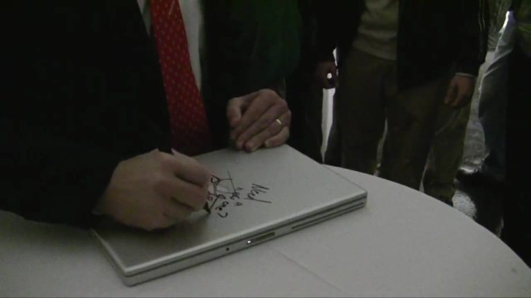 Steve Balmer firmando un MacBook Pro