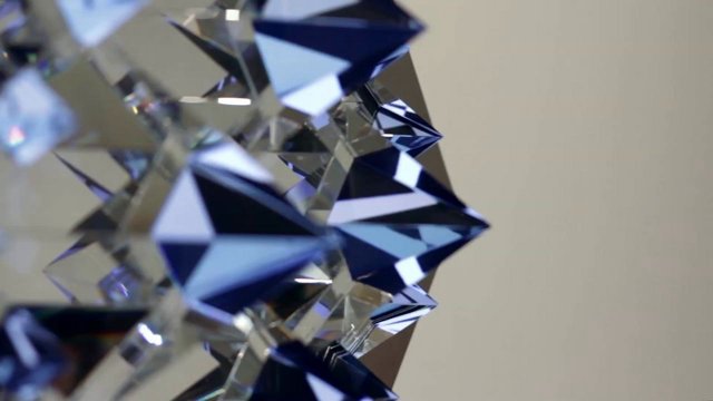 Video arte: Cristales piramidales sobre una pantalla LCD