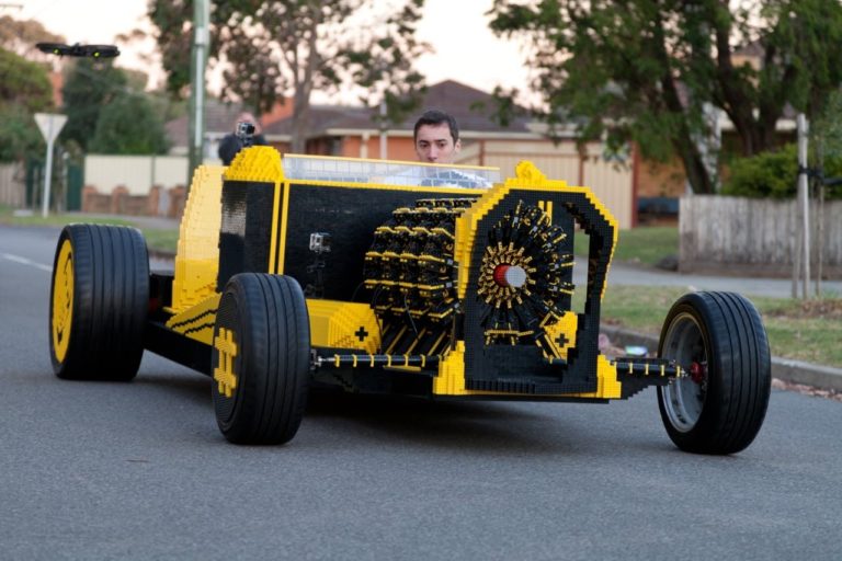 Coche construido con Lego, que funciona de verdad