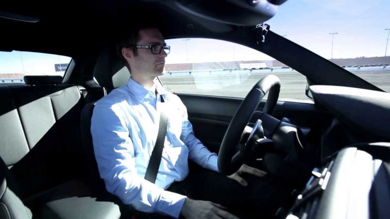 Un coche que se conduce sólo ya es algo del pasado; es mejor conducir sólo… y derrapando