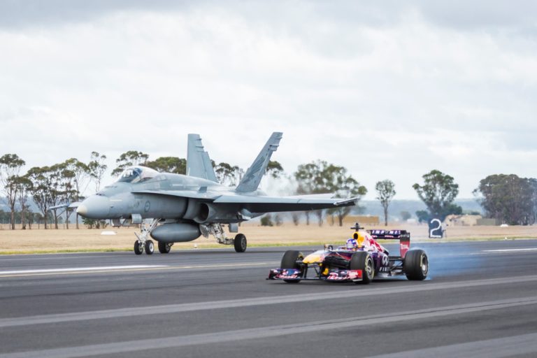 Fórmula 1 de RedBull Vs F/A-18 Hornet