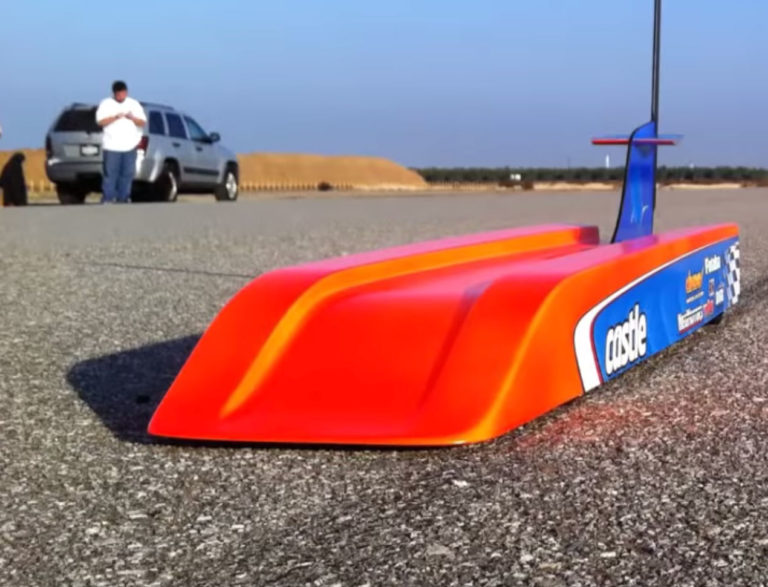 Un pequeño coche de radiocontrol supera los 300 Km/hr