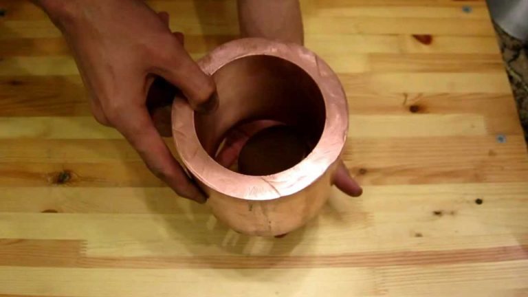 Impresionante vídeo de un imán que flota dentro de una tubería de cobre