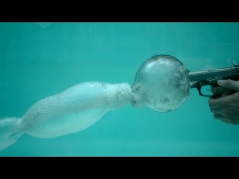 Un disparo bajo el agua grabado en súper cámara lenta a 27.000 fotogramas por segundo