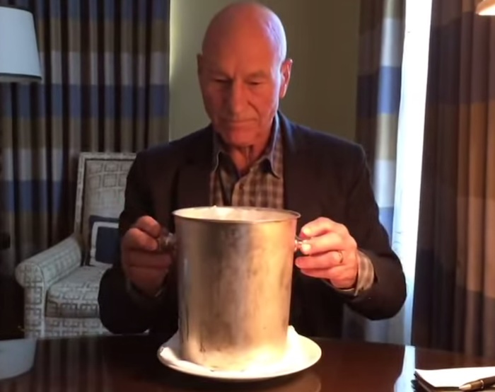 La forma perfecta de hacer el Ice Bucket Challenge, por Patrick Stewart