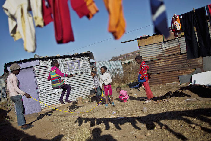 niños jugando en el mundo Sudáfrica