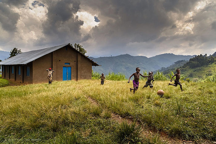 niños jugando en el mundo Uganda