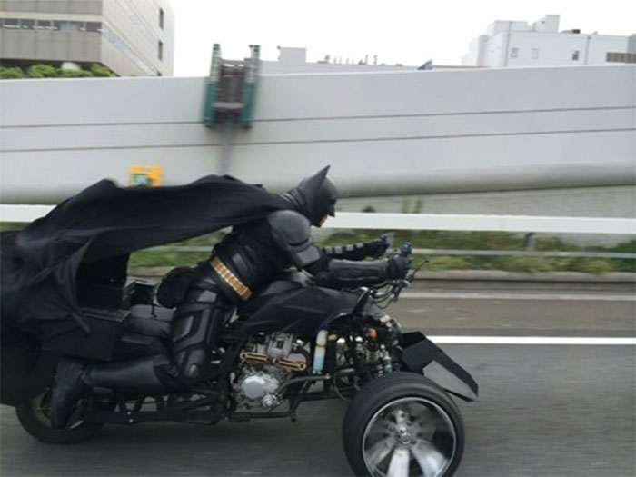 Estos no se creían lo que vieron desde su coche… ¡era Batman!