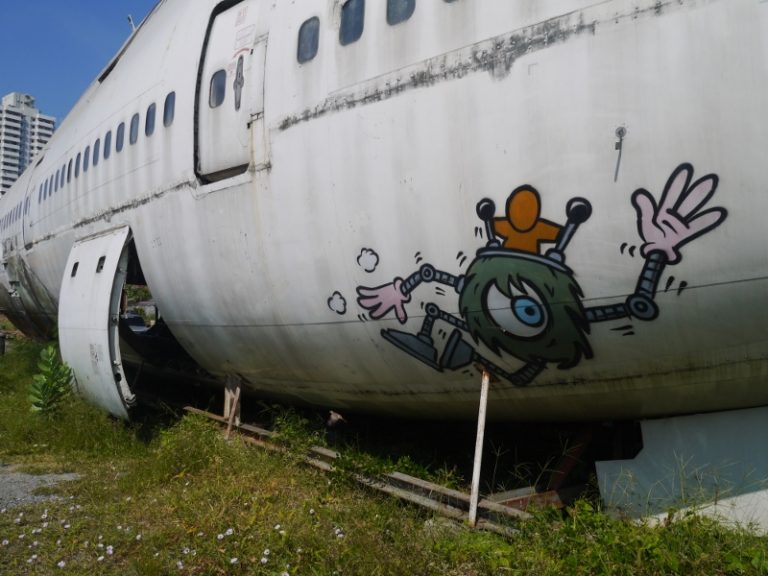 Boeing 747 abandonado en las calles de Bangkok