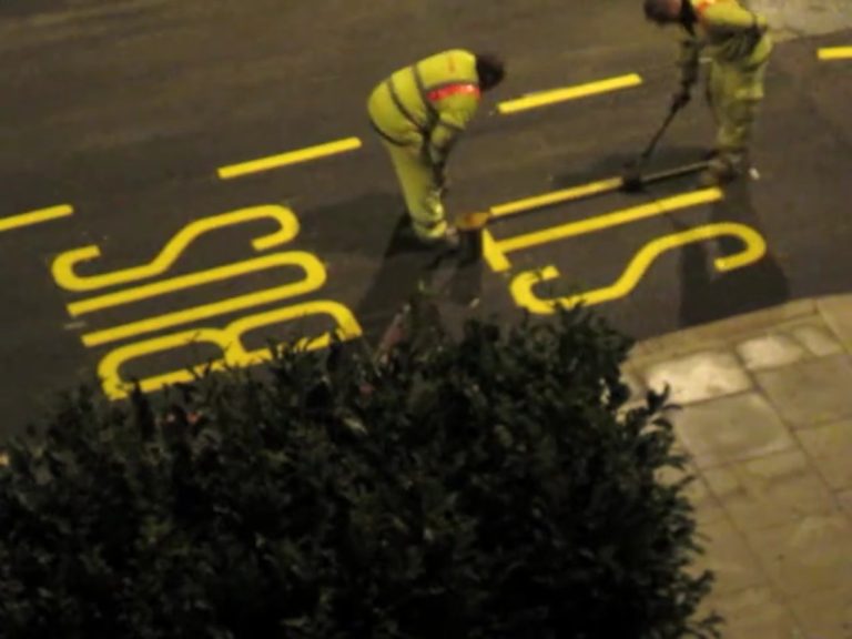 Así se pintan las señales de las carreteras; con mucha pericia