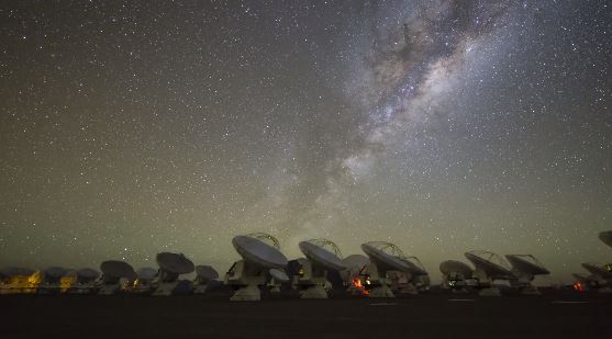 Genial timelapse de los cielos oscuros de Atacama con el ESO de fondo