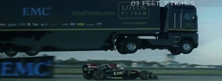 Un camión con trailer volando por encima de un F1, aunque no te lo creas, es de verdad