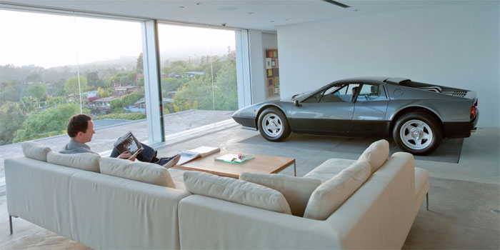 Casa con un Ferrari 512 BBi en el salón