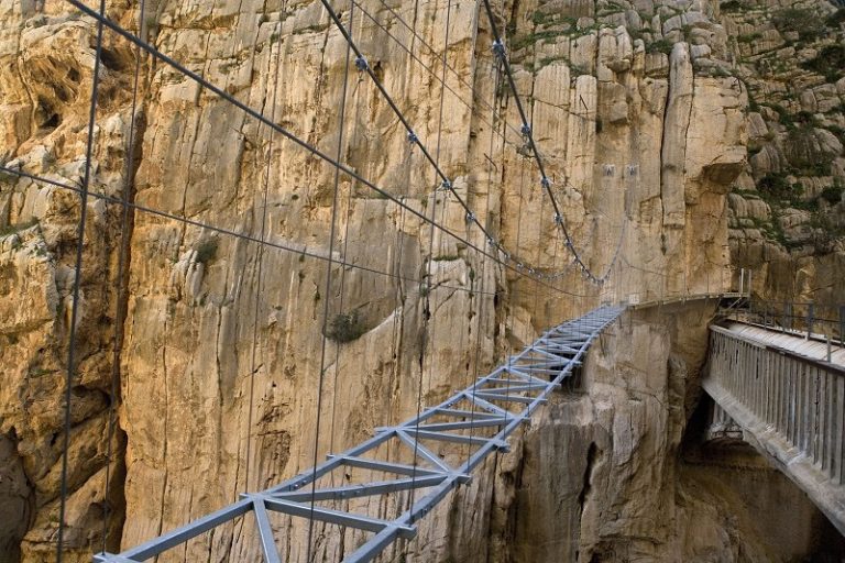 Así es el peligroso e impresionante Caminito del Rey, un acantilado español