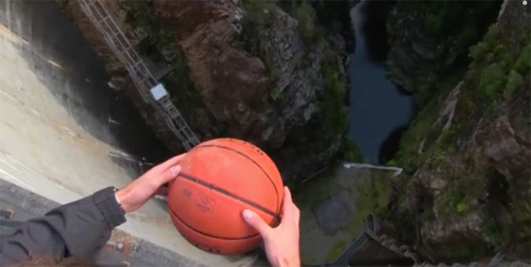 Este balón de baloncesto tirado desde 126 metros de altura hace algo muy loco