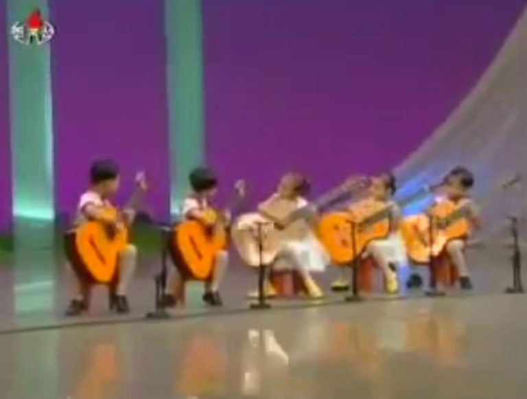 Inquietante interpretación de niños norcoreanos tocando la guitarra