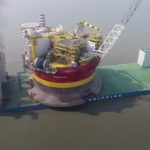 Transportando una plataforma petrolífera