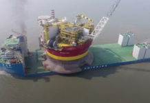 Transportando una plataforma petrolífera
