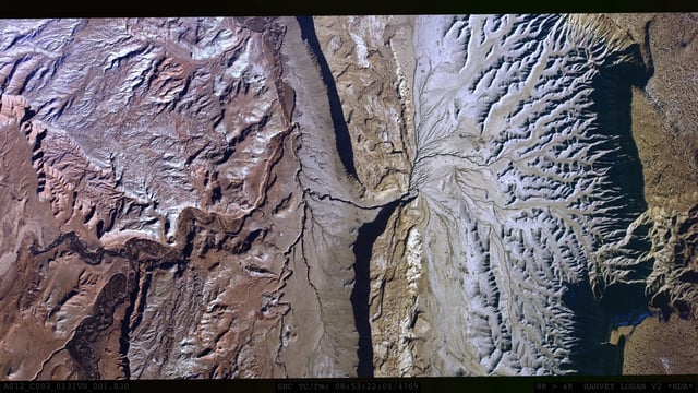 Alucina con el aspecto de las montañas grabadas a 8K desde la panza de un Avión