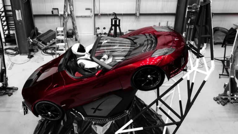 SpaceX lanza mañana el Falcon Heavy a Marte con un Tesla Roadster en su interior