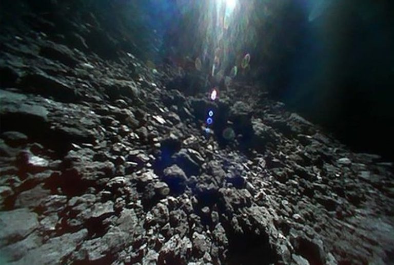 Así es el asteroide Ryugu: Alucina con estas fotos reales de otro mundo a 160 millones de KM de la Tierra