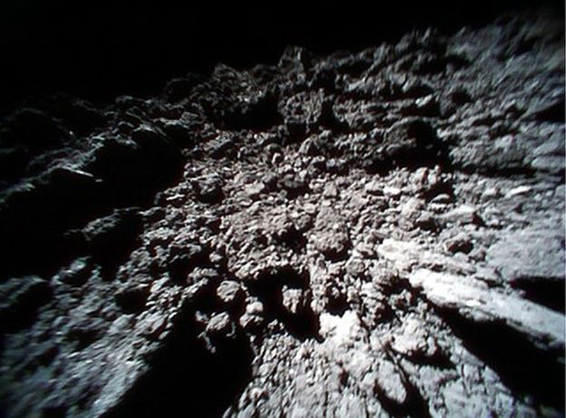 Imagen real del asteroide Ryugu, tomada por las sondas Minerva de la Hayabusa 2