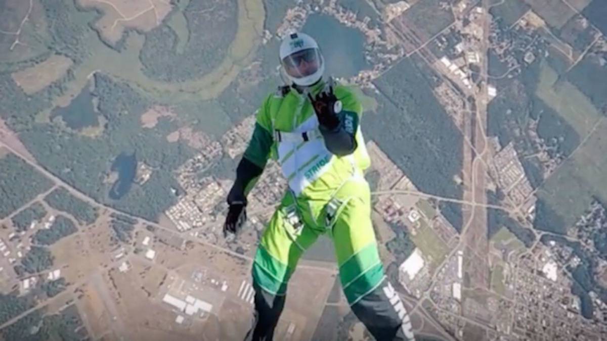 Luke Aikins tirándose en paracaídas